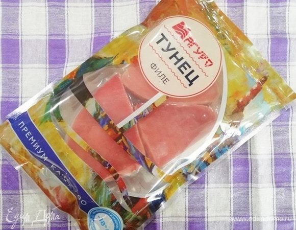 Филе тунца ТМ «Магуро» разморозить любым способом согласно инструкции на упаковке. Я размораживала 20 минут под струей холодной воды.