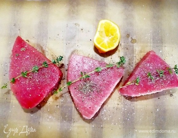 Просушиваем тунец бумажным полотенцем. Слегка солим и перчим, чтобы не перебить натуральный вкус рыбы. Сбрызгиваем лимонным соком и оставляем мариноваться на 15 минут.