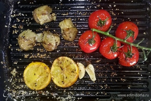 На той же сковороде обжариваем овощи. У меня помидоры черри и маринованные артишоки. Чеснок и лимон для аромата.