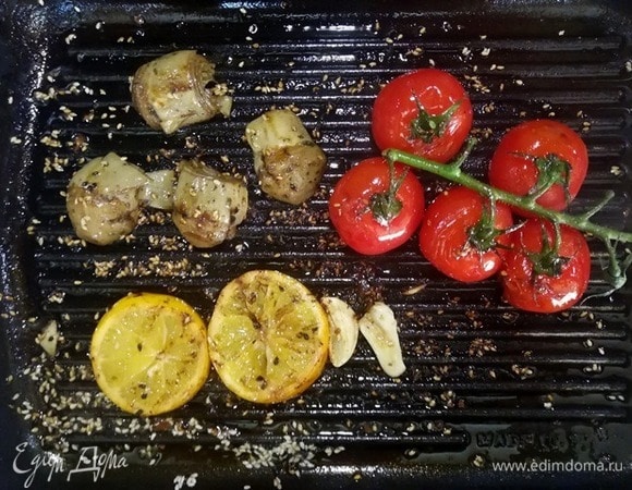 На той же сковороде обжариваем овощи. У меня помидоры черри и маринованные артишоки. Чеснок и лимон для аромата.