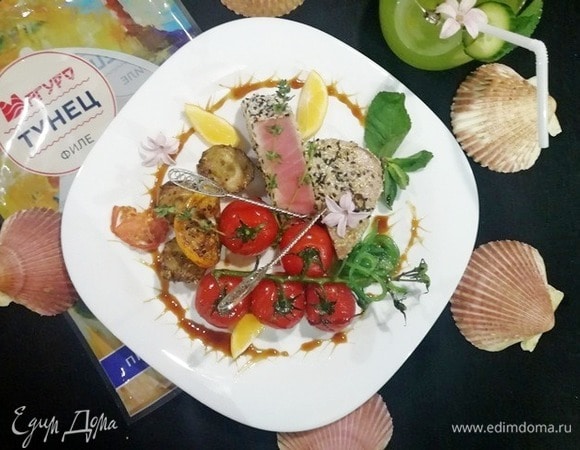 Выкладываем тунца и овощи на тарелку и подаем.