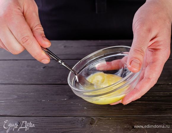 Взбейте яйца в отдельной емкости.