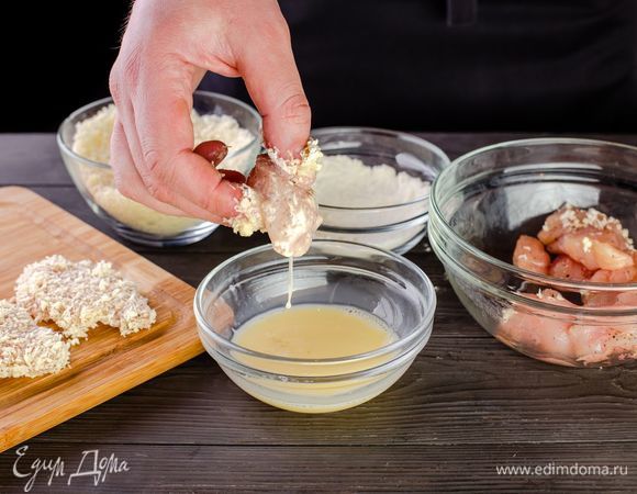 Обваляйте кусочки филе сначала в муке, затем — во взбитом яйце, затем — в сухарях.