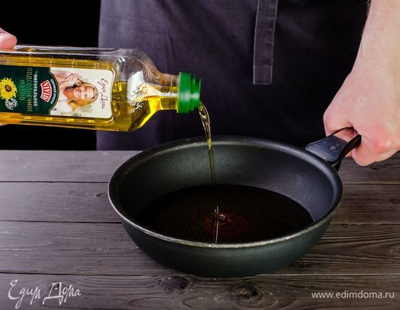 В глубокую сковороду налейте сыродавленое подсолнечное масло Vivid и разогрейте его. Обжаривате в нем наггетсы до золотистой корочки.