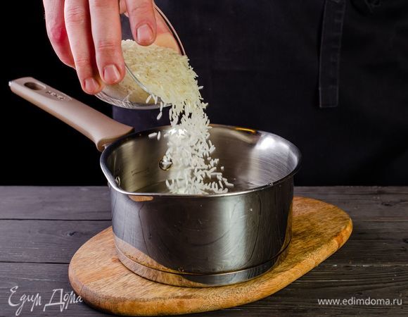 Промытый рис залить холодной водой и отварить до готовности.