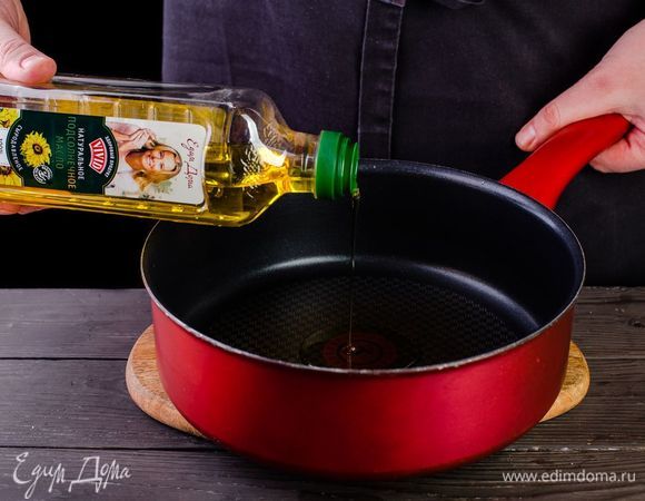 В сотейник налейте сыродавленое подсолнечное масло Vivid.