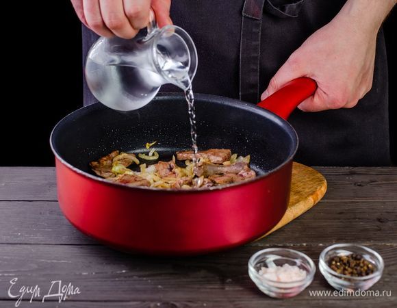 Говяжью печень промойте, обсушите и нарежьте небольшими кусочками. Нарежьте лук кольцами. Выложите в сковороду печень и лук, обжаривайте в течение 5–7 минут. Добавьте воду и специи, тушите на медленном огне до готовности.