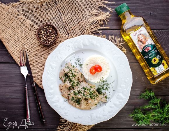 Подавайте блюдо с отварным рисом и мелкорубленой зеленью, добавив соль по вкусу. Приятного аппетита!