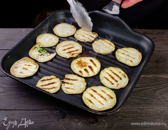 Обжарьте баклажаны на разогретой сковороде-гриль в течение пары минут с каждой стороны. Смешайте баклажаны, помидоры черри и каперсы.