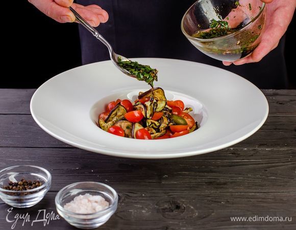 Полейте салат заправкой, посолите, поперчите и подавайте к столу.