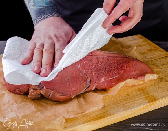 Мясо промойте и обсушите.