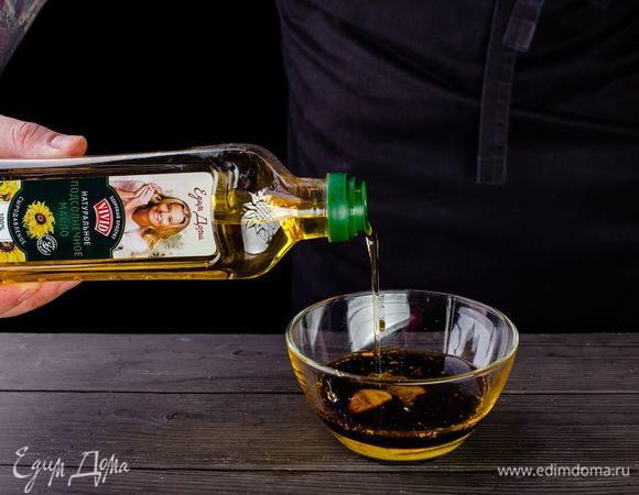 Смешайте в емкости сыродавленое подсолнечное масло Vivid, мед, соевый соус и горчицу.