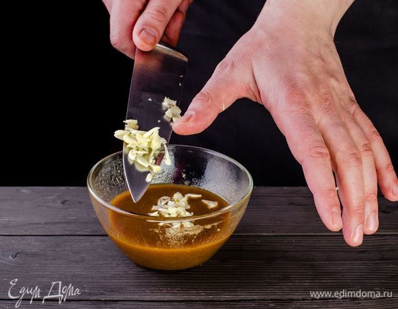 Раздавите чеснок и добавьте в смесь.