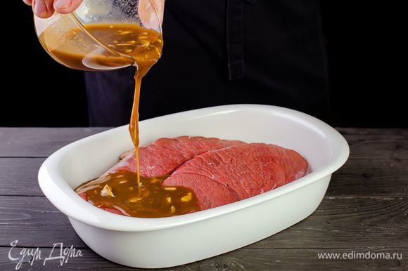 Полученным маринадом залейте мясо и оставьте на 40 минут, после чего отправьте его запекаться в разогретую до 200°C духовку на 30–40 минут.