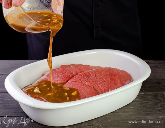 Полученным маринадом залейте мясо и оставьте на 40 минут, после чего отправьте его запекаться в разогретую до 200°C духовку на 30–40 минут.