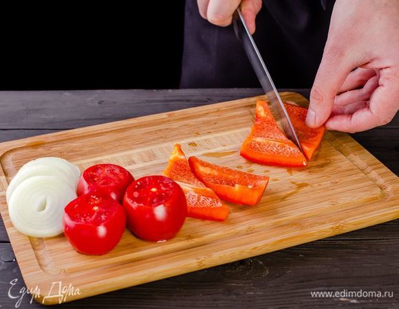 Болгарские перцы очистите от семян, крупно нарежьте. Репчатый лук нарежьте кольцами, помидоры — кружочками.