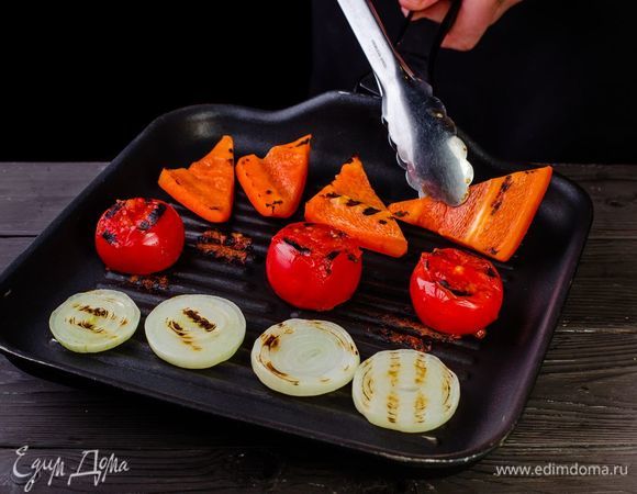 Обжарьте овощи на гриле.