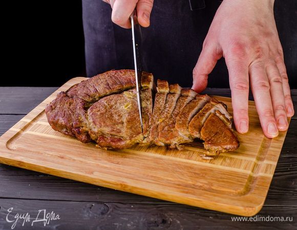 Нарежьте запеченное мясо ломтиками, выложите к нему приготовленные на гриле овощи.