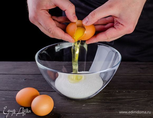 Я<span>йца взбейте с сахаром.</span>