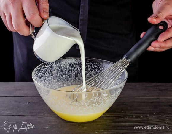 Добавьте кефир, ванильную эссенцию.