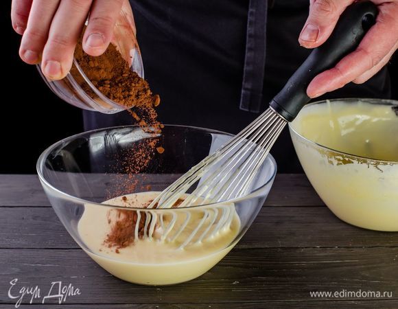 Разделите тесто на две части, в одну добавьте какао-порошок, перемешайте.