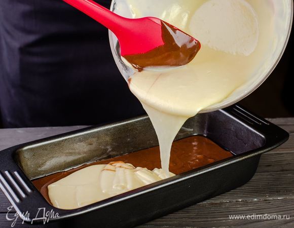 Поочередно вливайте в форму светлое и темное тесто, формируя слои разного цвета.