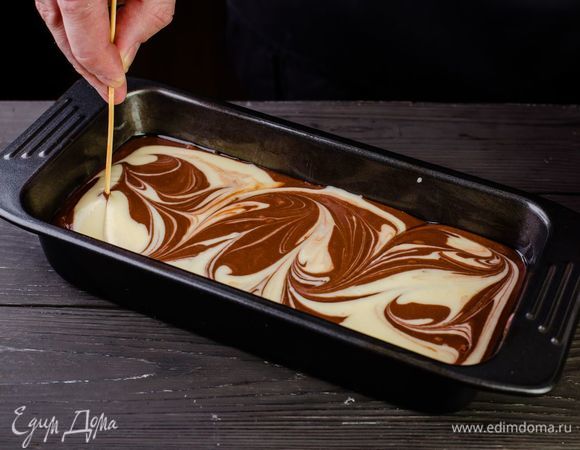 Сделайте узоры, смешивая два вида теста шпажкой.