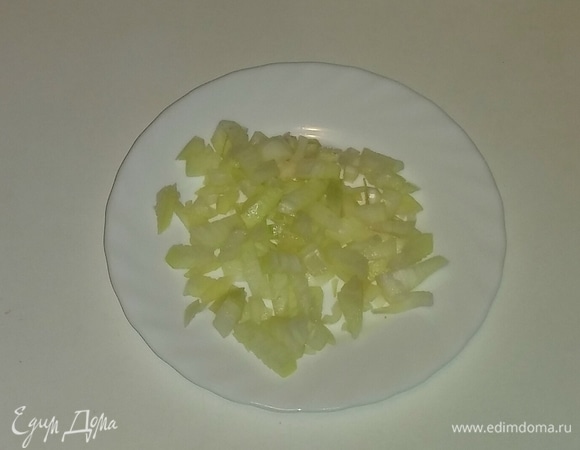 Режем лук кубиками.