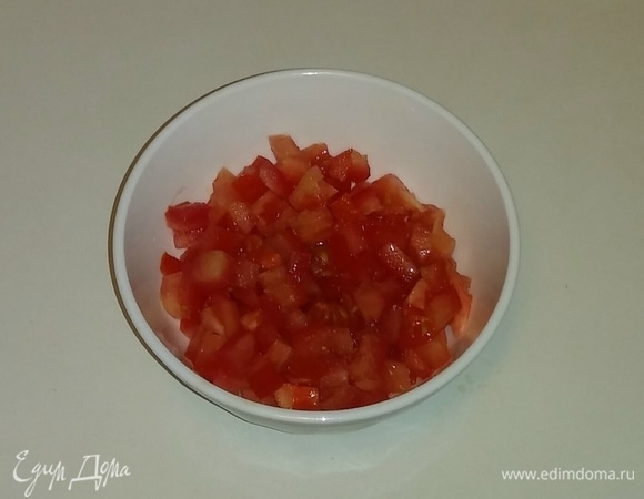 Помидор тоже режем кубиками.