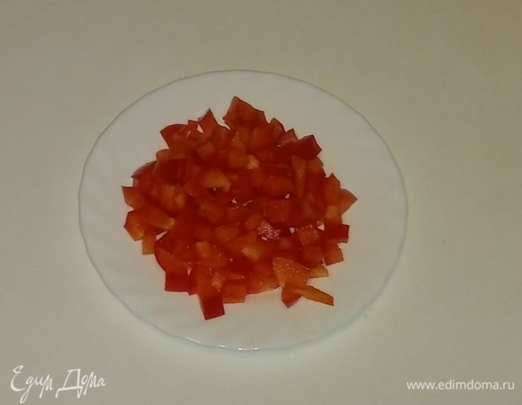 Затем так же, как помидор и лук, режем перец.