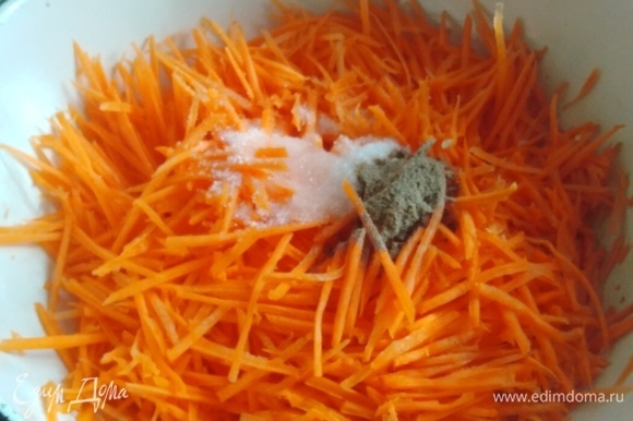Морковь натереть на терке для корейской моркови. Добавить сахар, соль, перец и уксусную эссенцию.
