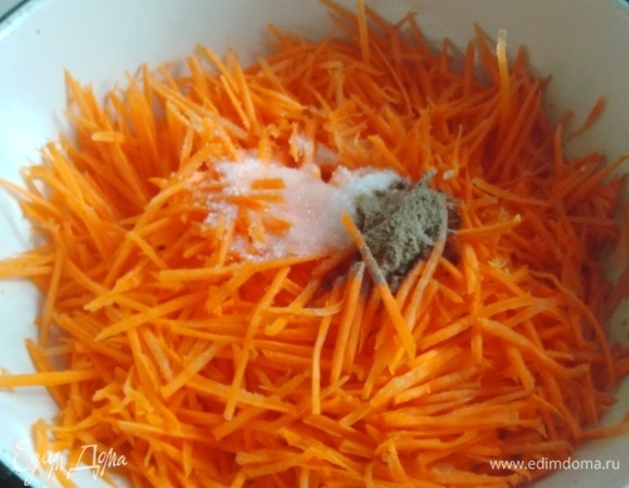 Морковь натереть на терке для корейской моркови. Добавить сахар, соль, перец и уксусную эссенцию.