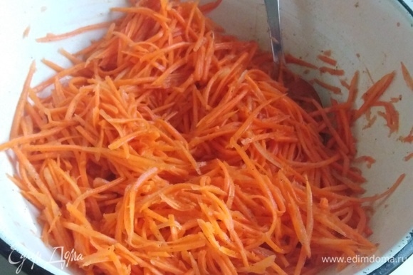Хорошо перемешать до выделения сока из моркови. Оставить на 30 минут.