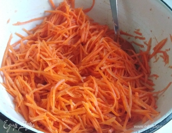 Хорошо перемешать до выделения сока из моркови. Оставить на 30 минут.