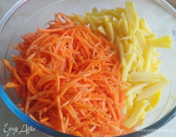 Картофель нарезать соломкой. Посолить по вкусу. Соединить с морковью. Перемешать. Оставить на 10–15 минут для пропитки.