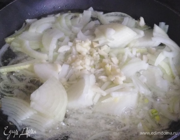 За это время пожарить на растительном масле лук и чеснок.