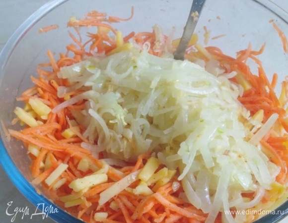 Сразу горячими добавить к салату.