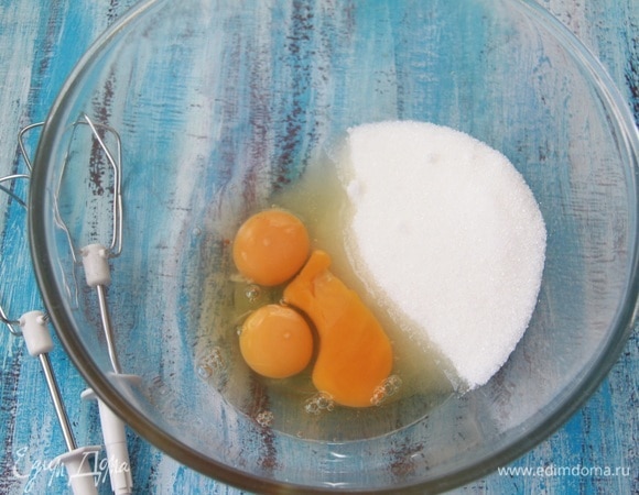 Яйца взбить с сахаром.
