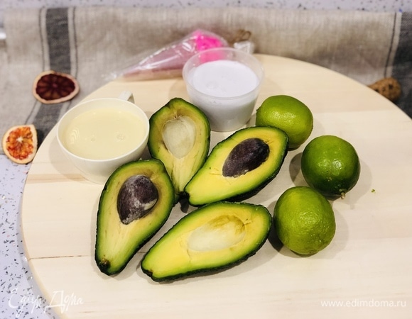 Необходимые ингредиенты помещаем в чашу блендера.