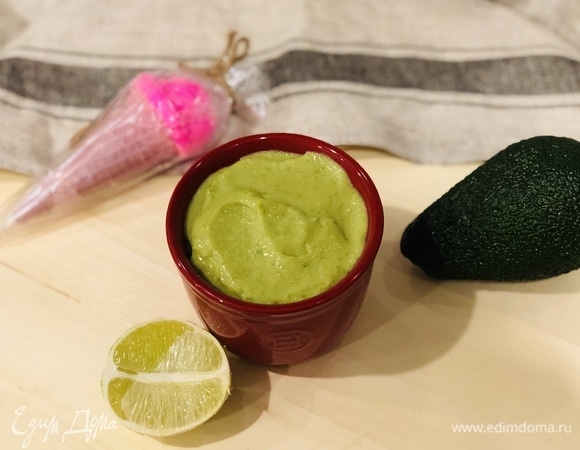 Выкладываем будущее мороженое в формы, подходящие для использования в морозилке, накрываем крышкой или пищевой пленкой и убираем в морозильную камеру на 3 часа.