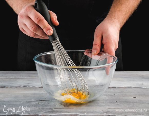 В глубокую чашу разбейте яйцо, добавьте соль и сахар. Взбейте до образования легкой пены.