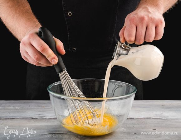 Добавьте ряженку, все перемешайте. В высокий стакан высыпьте соду, залейте кипятком. Полученную смесь добавьте к ряженке и яйцам.