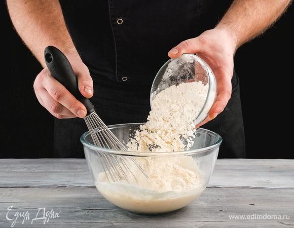 Постепенно добавьте в чашу муку, все время помешивая, чтобы избежать образования комочков.