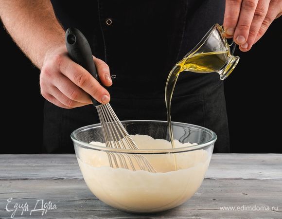 Влейте 3 ст. л. рафинированного оливкового масла. Снова перемешайте массу. Тесто готово!