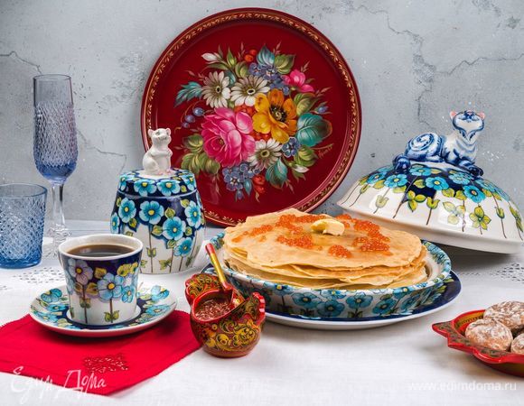 Аппетитное масленичное угощение подавайте со сметаной и красной икрой<br />
в новой блиннице из серии «Все коту масленница. Незабудки» от «Гжельского фарфорового завода». Для оформления стола используйте столешник и салфетки от «Крестецкой строчки». Прекрасно дополнят сервировку бокалы от «Гусевского хрустального завода им. Мальцова», икорница и лоточек от фабрики «Хохломская роспись». Буйство красок на подносе от «Жостовской фабрики декоративной росписи» напомнит о приближении лета. Приятного аппетита!