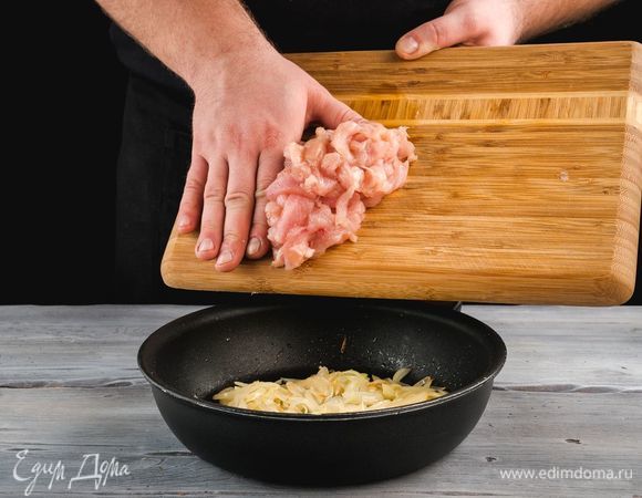 С небольшим количеством растительного масла обжарьте лук до золотистого цвета. Затем добавьте куриную гудку, соль и перец. Все обжарьте.