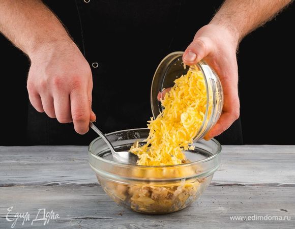 Сыр натрите на крупной терке и смешайте его с обжаренной начинкой.