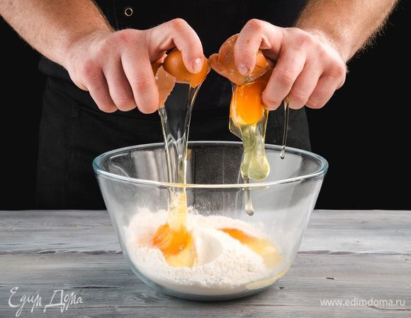 Добавьте куриные яйца. Смешайте их с сухими ингредиентами.