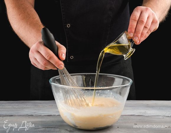 Замешайте тесто, добавьте растительное масло.