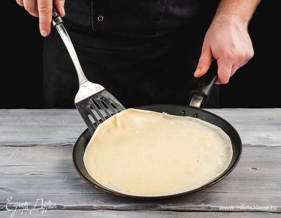 Разогрейте сковороду, смажьте растительным маслом и пожарьте блины с обеих сторон до готовности.